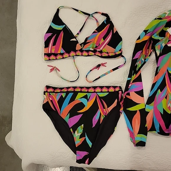 Trina Turk swim spa collection swim suit and rash gaurd. Large. NWT. Reversabl Swim